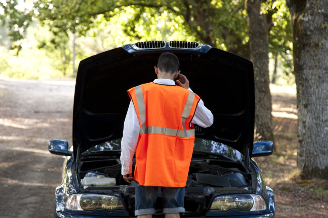 gilet orange triangle signalisation urgence voiture