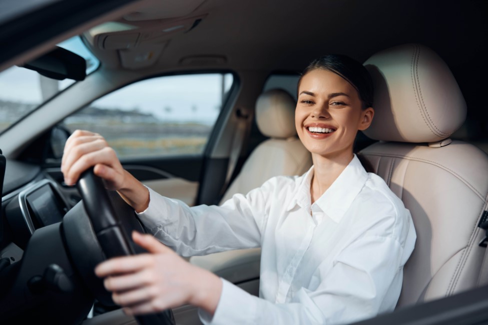 les femmes payent moins cher assurance auto que les hommes 